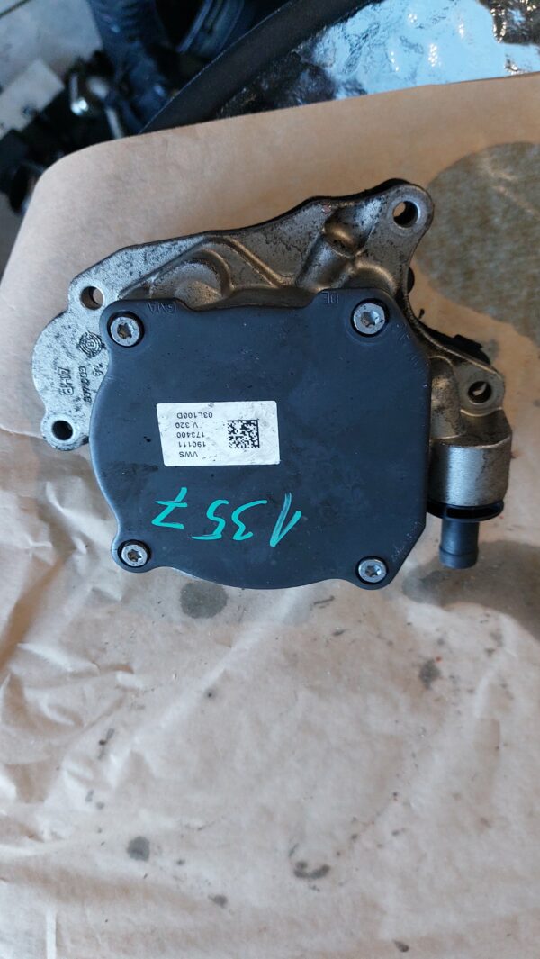 VAKUM PUMPA PASAT 7 2.0 TDI#03L100D