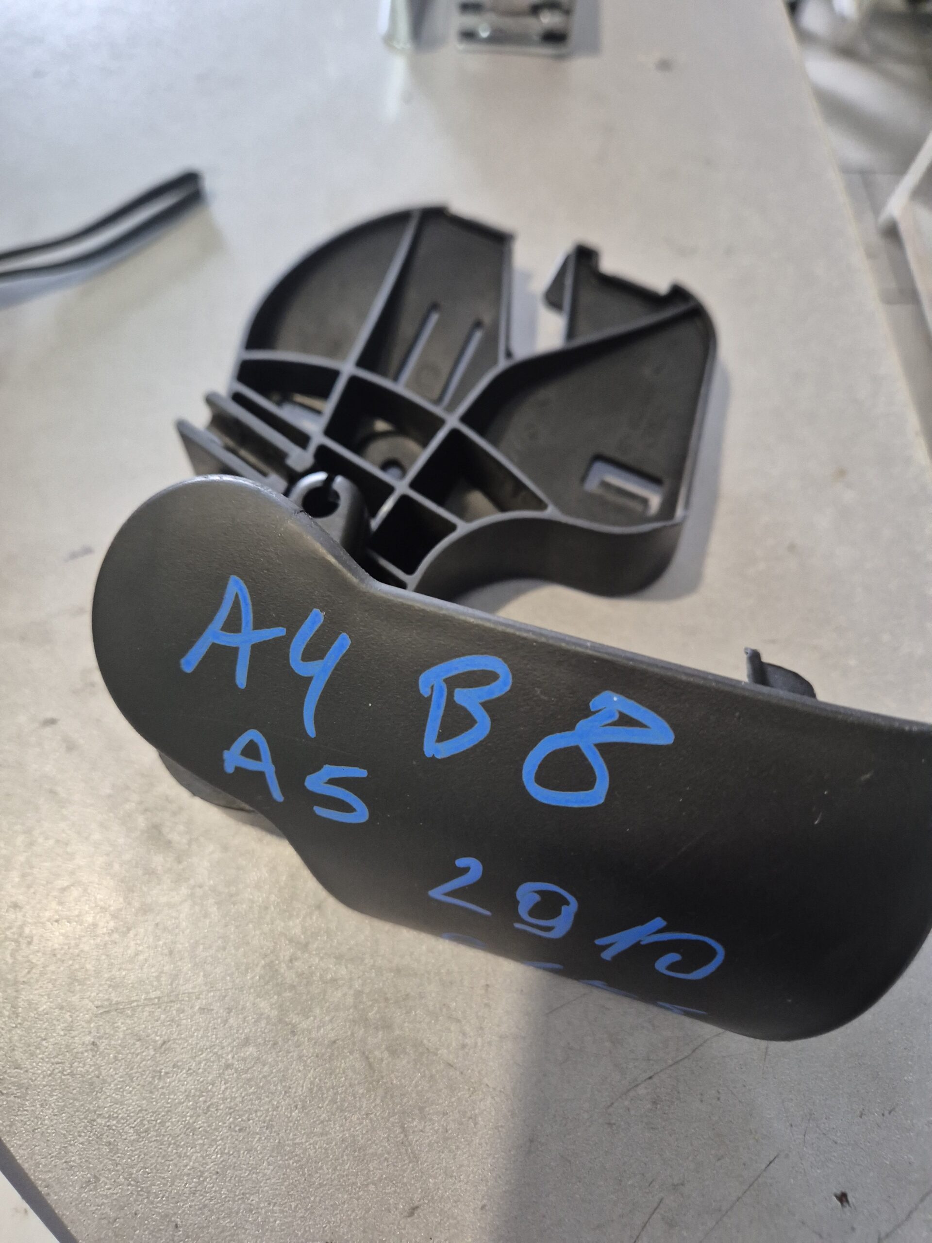 RUCKA ZA OTVARANJE HAUBE AUDI A4 B8