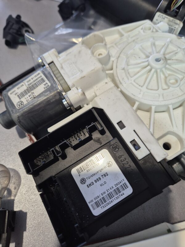 MOTOR PODIZACA STAKLA GOLF 6 PREDNJI LIJEVI # 5K0959792#5N095702D