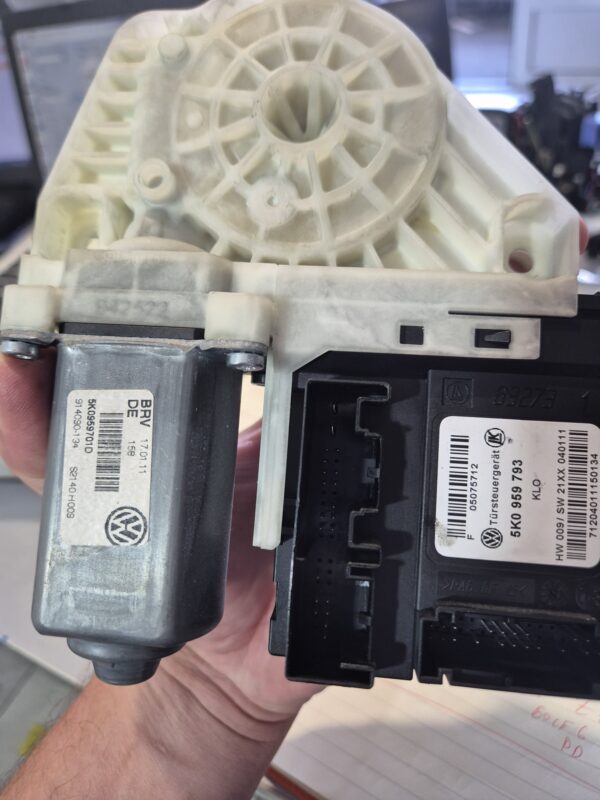 MOTOR PODIZACA STAKLA GOLF 6 PREDNJI LIJEVI # 5K0959792#5N095702D